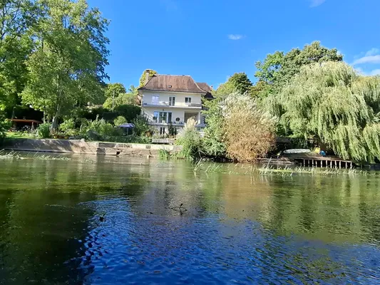 River view, bright apartment with balcony